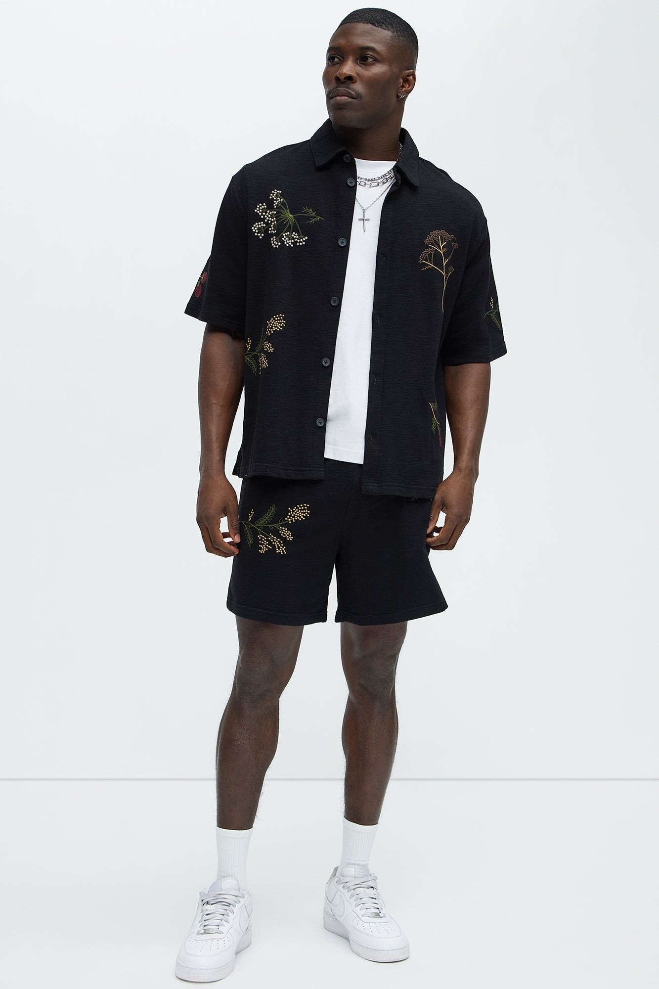 Berries And Blooms Embroidered Shorts - Black